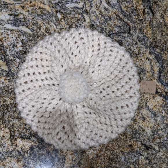 Cream knitted baret hat - Picture 1 of 2